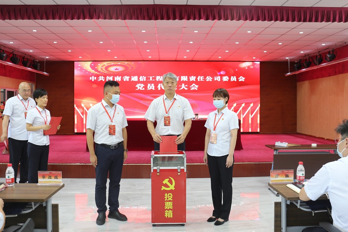 10-黨員代表進行現場選舉投票.JPG