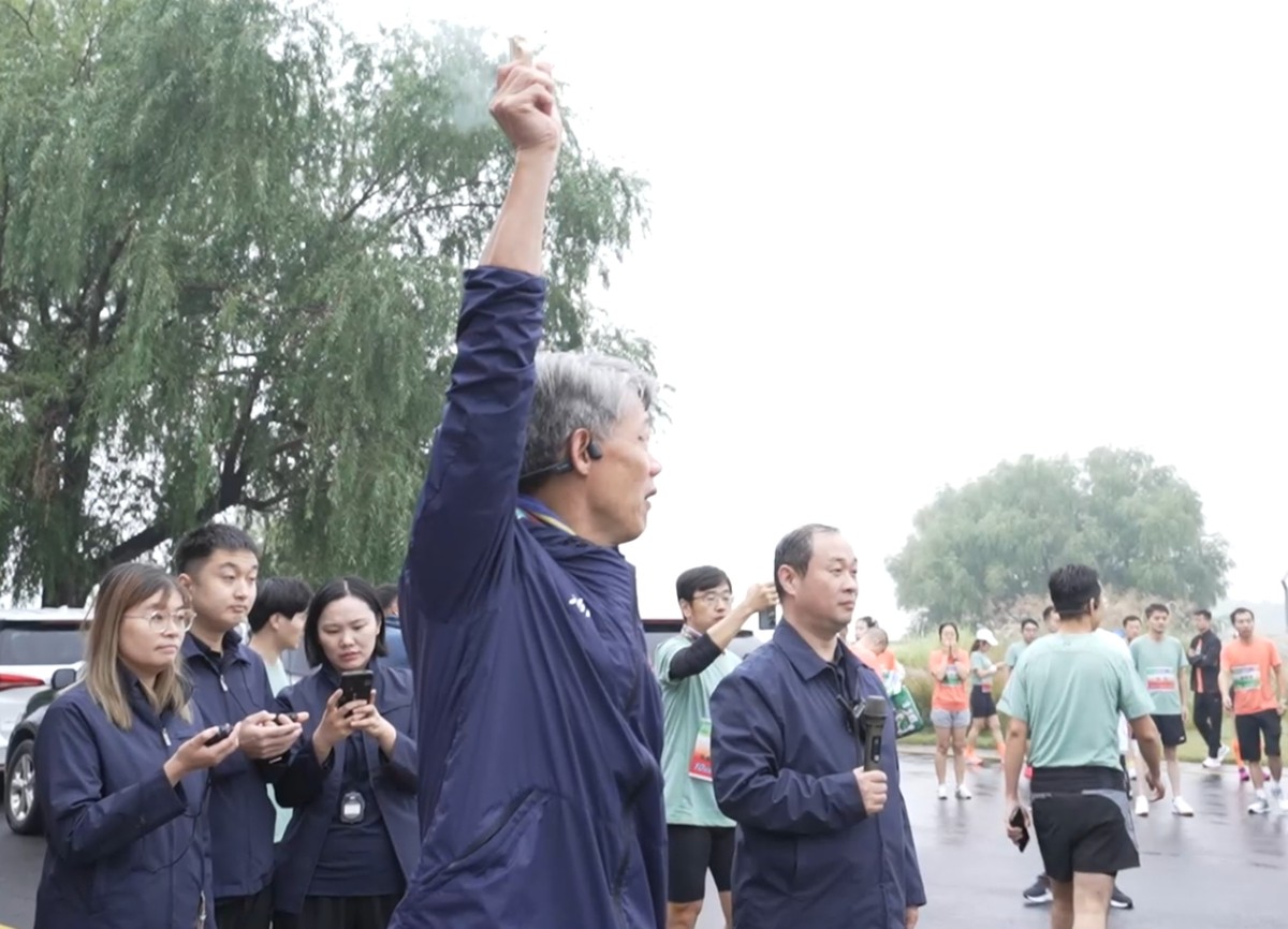 李總鳴槍.jpg