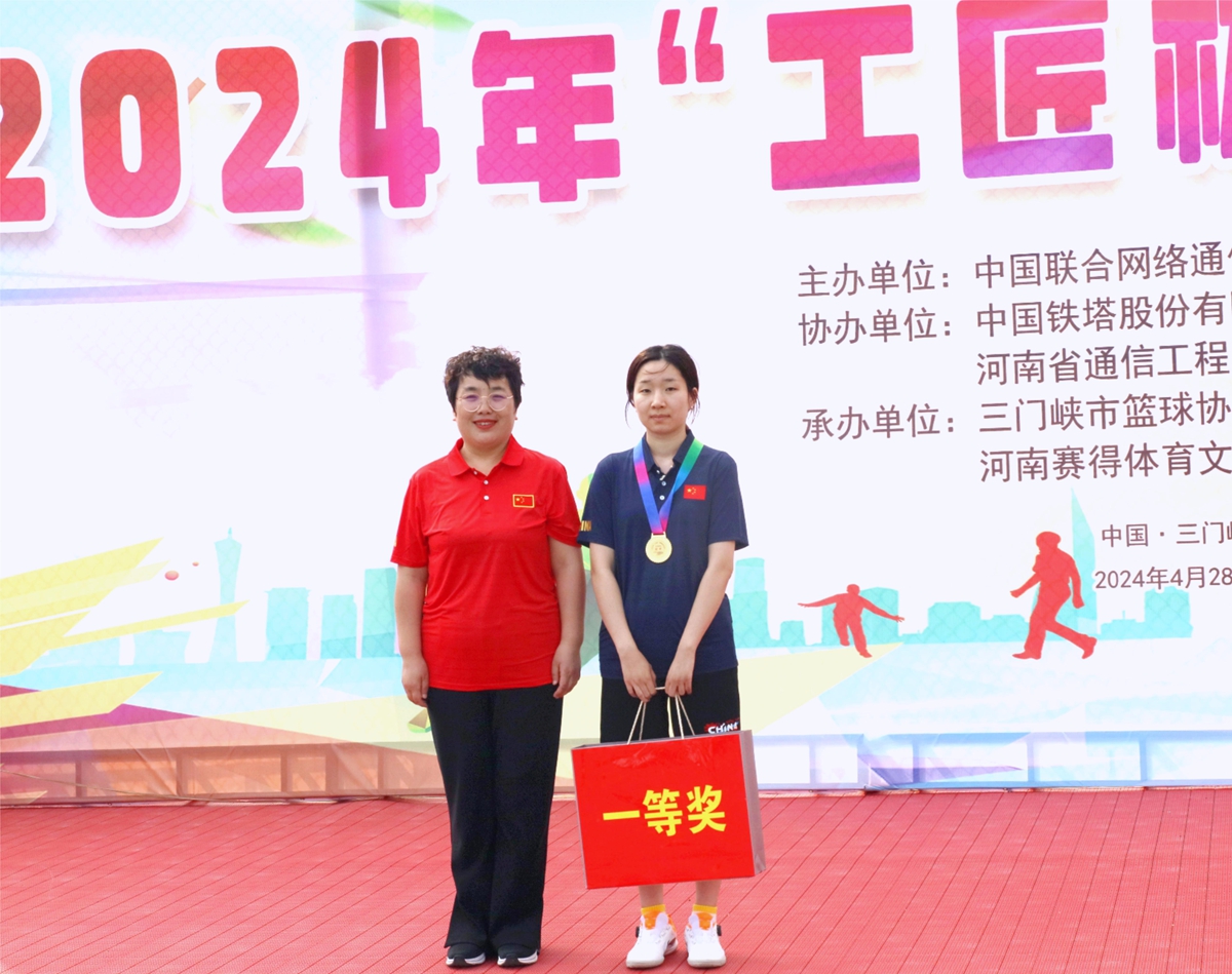 32頒獎合影-三門峽市聯通副總經理李新平為乒乓球女子單打冠軍頒獎（省工程局房好）.JPG