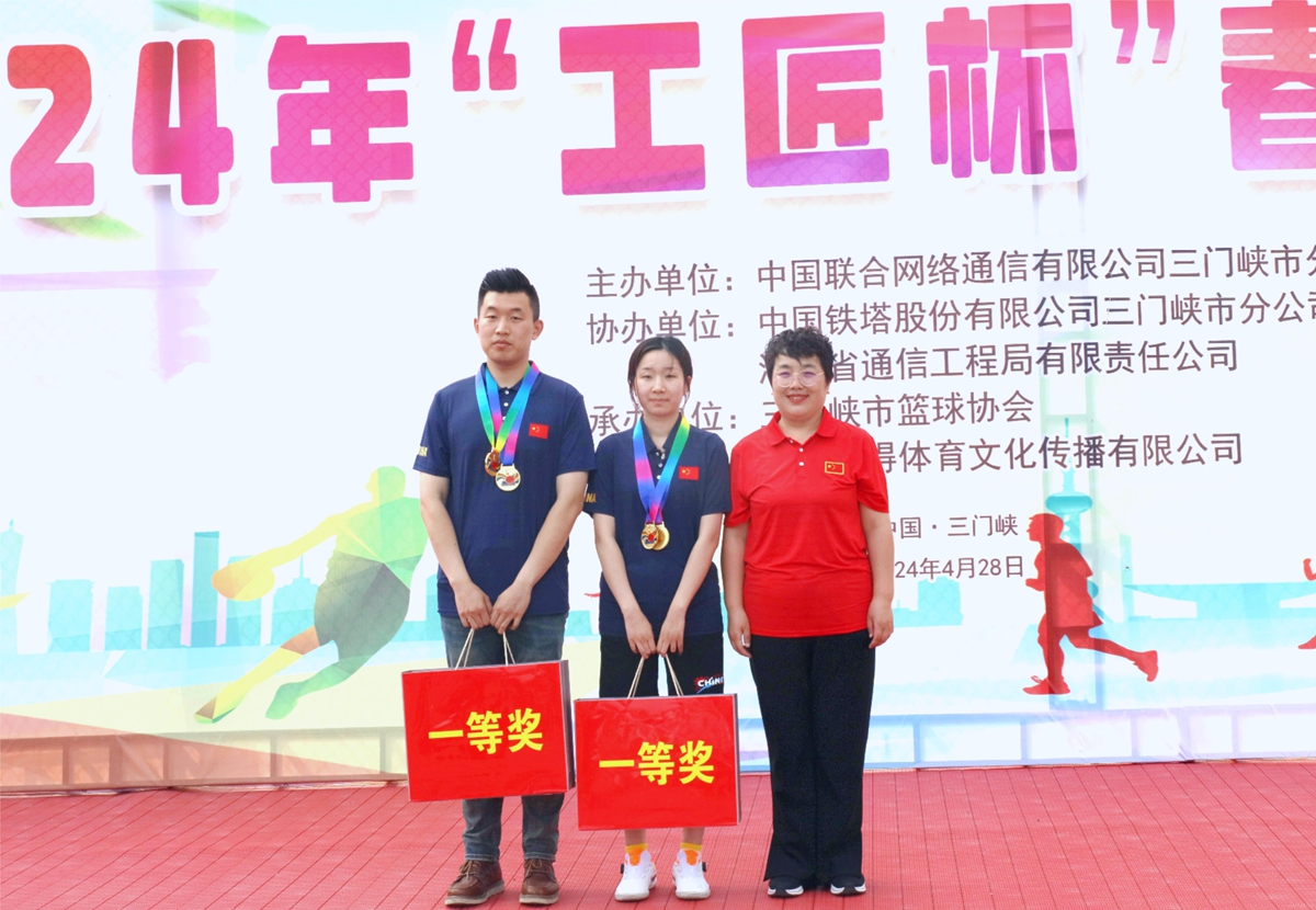 33頒獎合影-三門峽市聯通副總經理李新平為乒乓球男女混打冠軍頒獎（省工程局田一鳴房好）.JPG