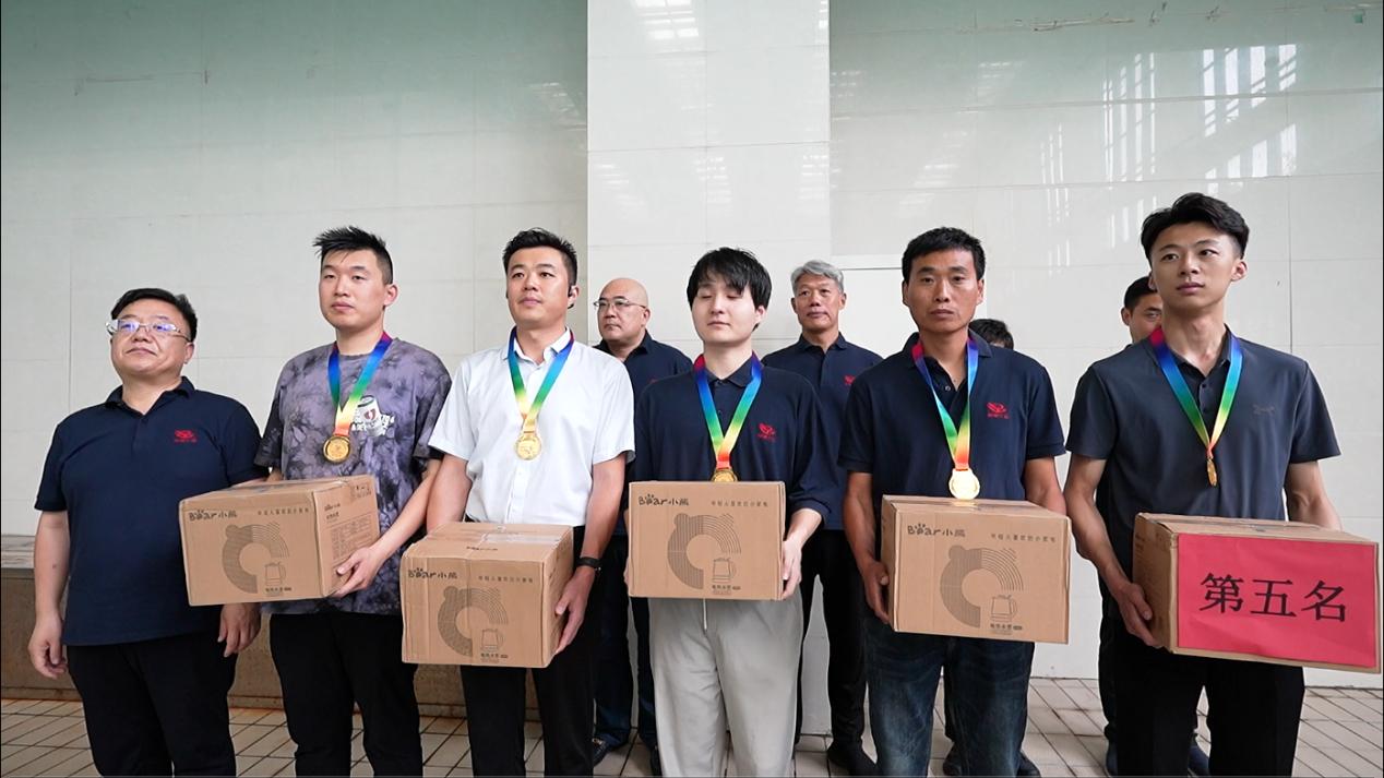 02公司副總經理辛改成為榮獲第五名的：商丘分公司艾祥、創(chuàng)新業(yè)務部田一鳴、投標中心王潤龍、鶴壁分公司趙有光、市場部柏昆雷 頒獎表彰.jpg
