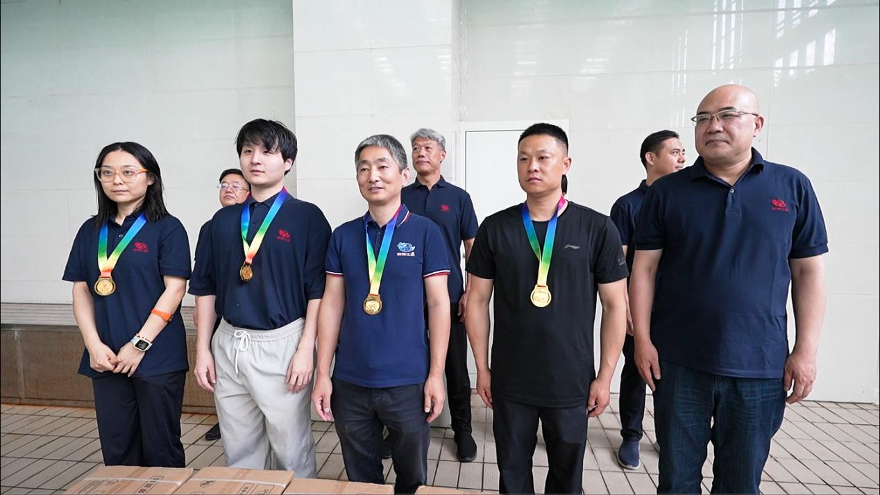 05公司副總經理荊旭慶為榮獲第二名的：投標中心王潤龍、平頂山分公司朱筱萌、焦作分公司何博博、AI中心趙國綱 頒獎表彰.jpg