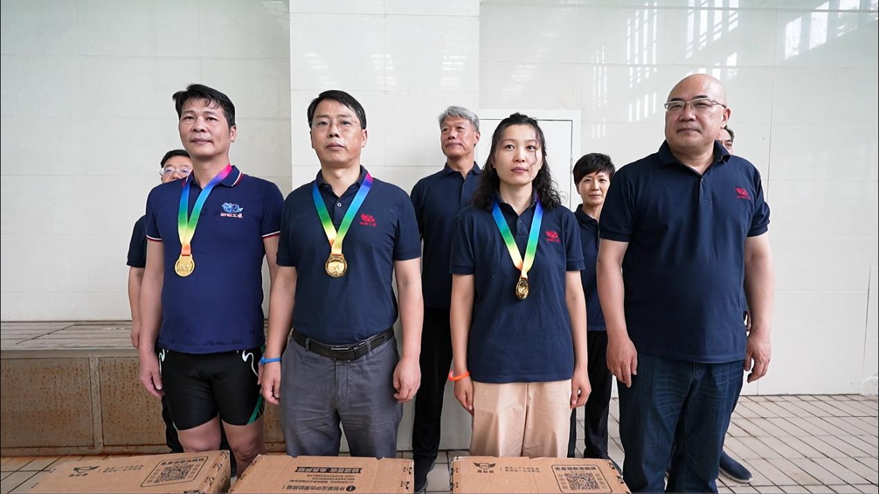 06公司副總經理荊旭慶為榮獲第一名的：中誠公司余林、焦作分公司劉杰、創(chuàng)新業(yè)務部楊祥強 頒獎表彰.jpg
