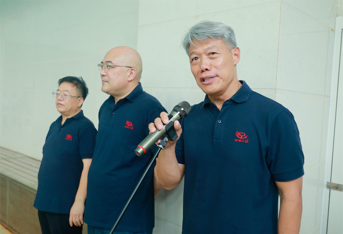 01-公司黨委書記、總經理李子憲宣布第三屆“豫通工杯”員工游泳比賽圓滿閉幕.JPG